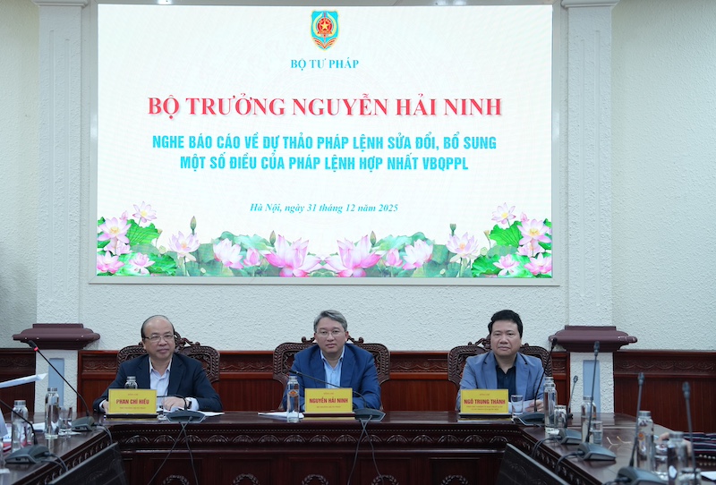 Lãnh đạo Bộ nghe báo cáo sửa đổi, bổ sung Pháp lệnh Hợp nhất văn bản quy phạm pháp luật